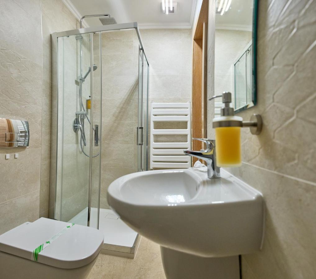 Hotel Eden Rimnicu Sarat Ngoại thất bức ảnh