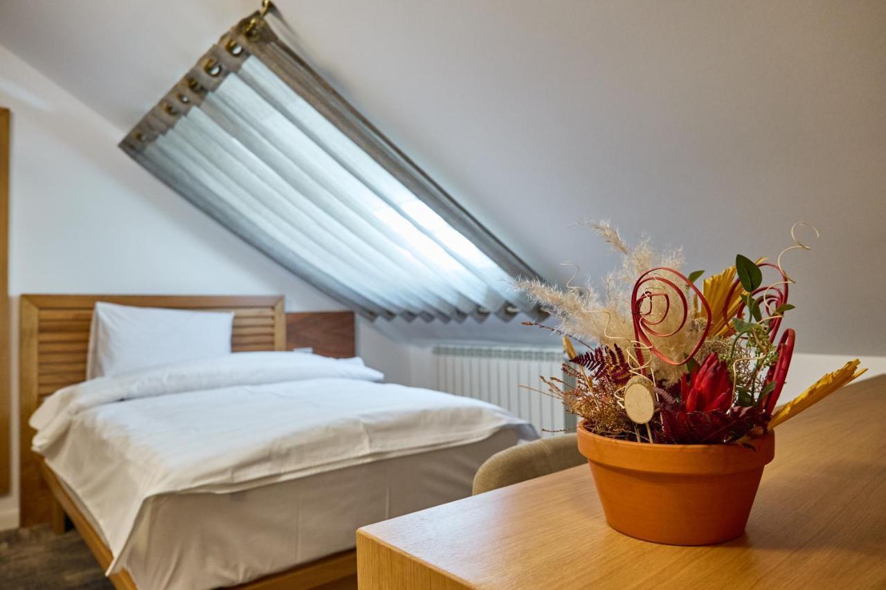 Hotel Eden Rimnicu Sarat Ngoại thất bức ảnh
