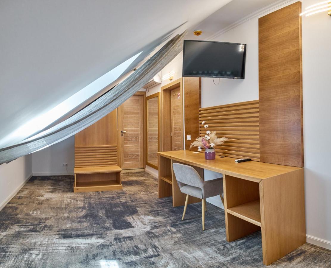Hotel Eden Rimnicu Sarat Ngoại thất bức ảnh