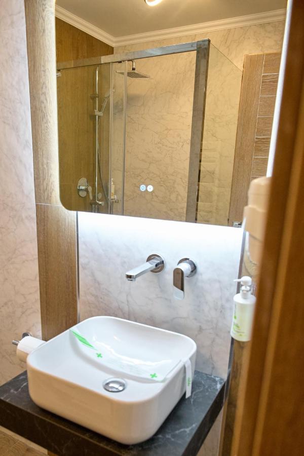 Hotel Eden Rimnicu Sarat Ngoại thất bức ảnh