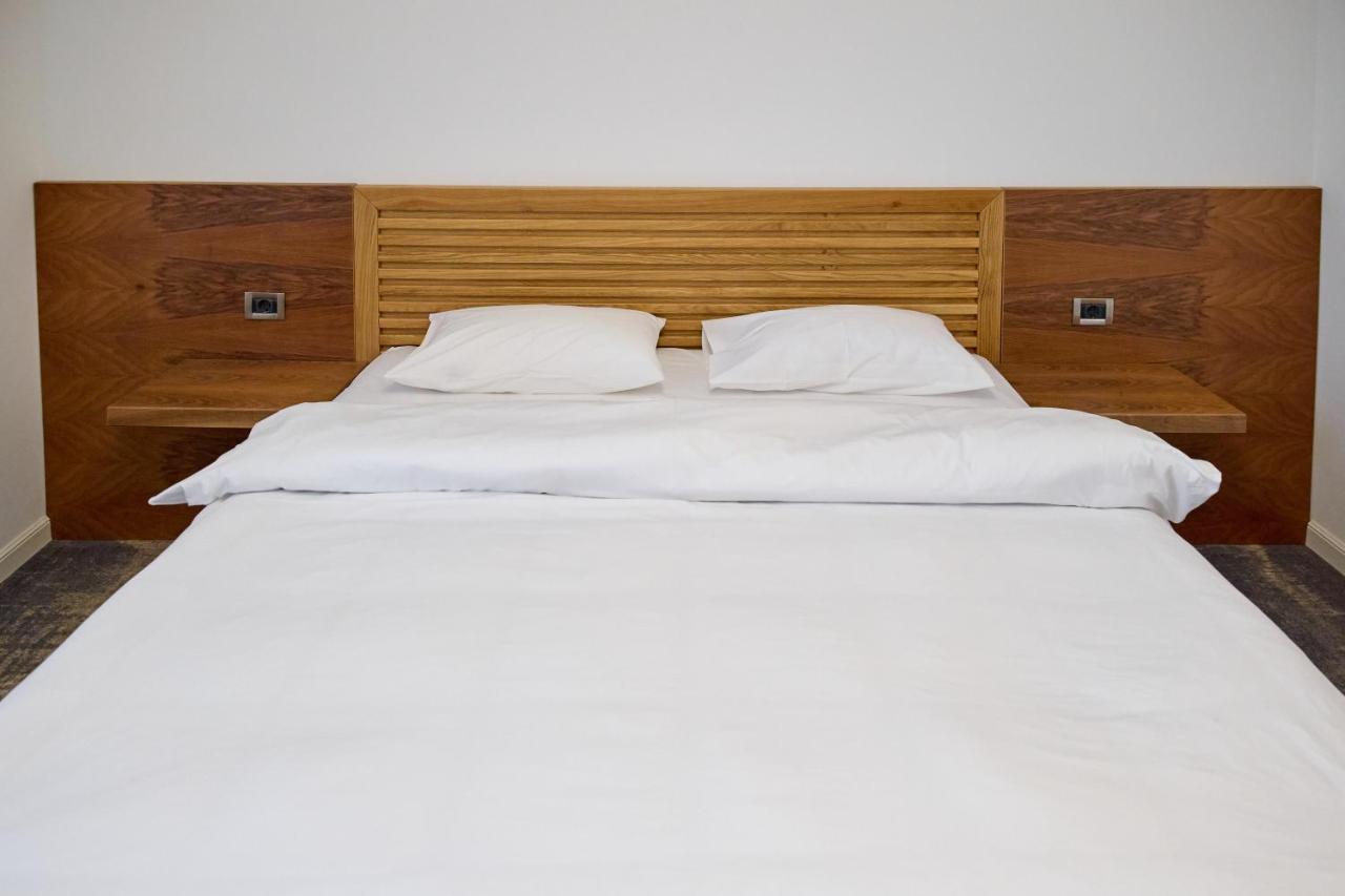Hotel Eden Rimnicu Sarat Ngoại thất bức ảnh
