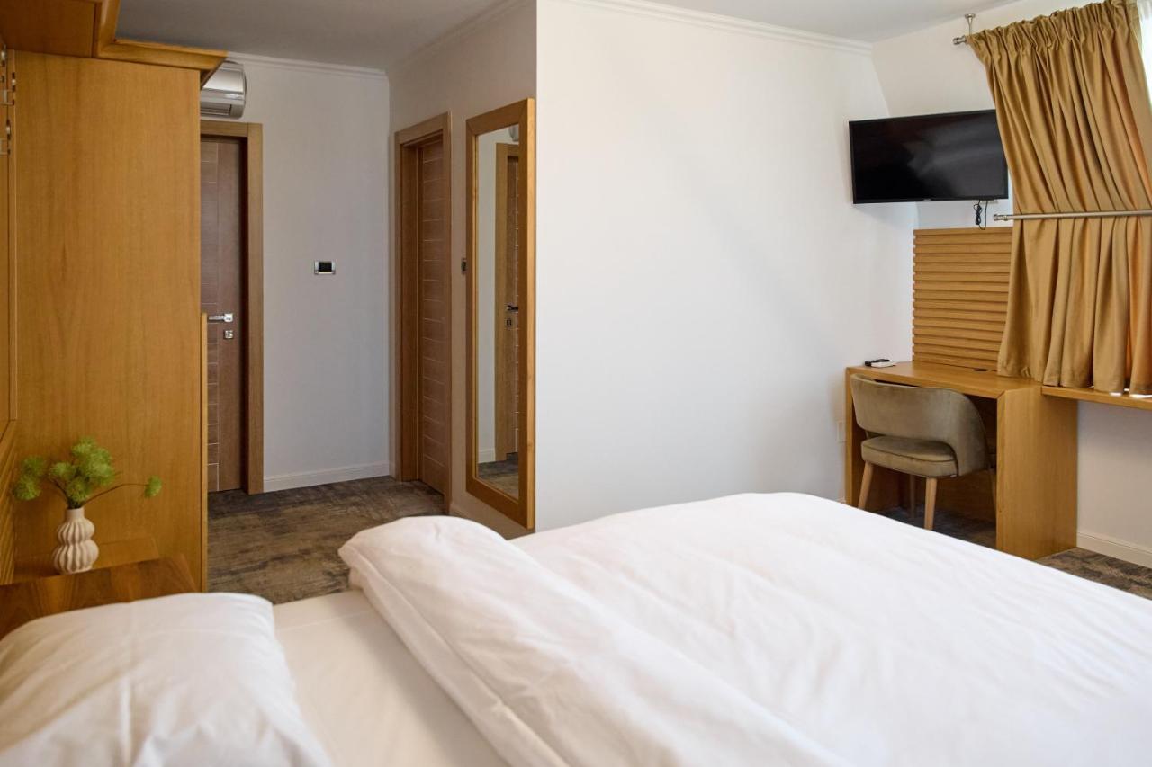 Hotel Eden Rimnicu Sarat Ngoại thất bức ảnh