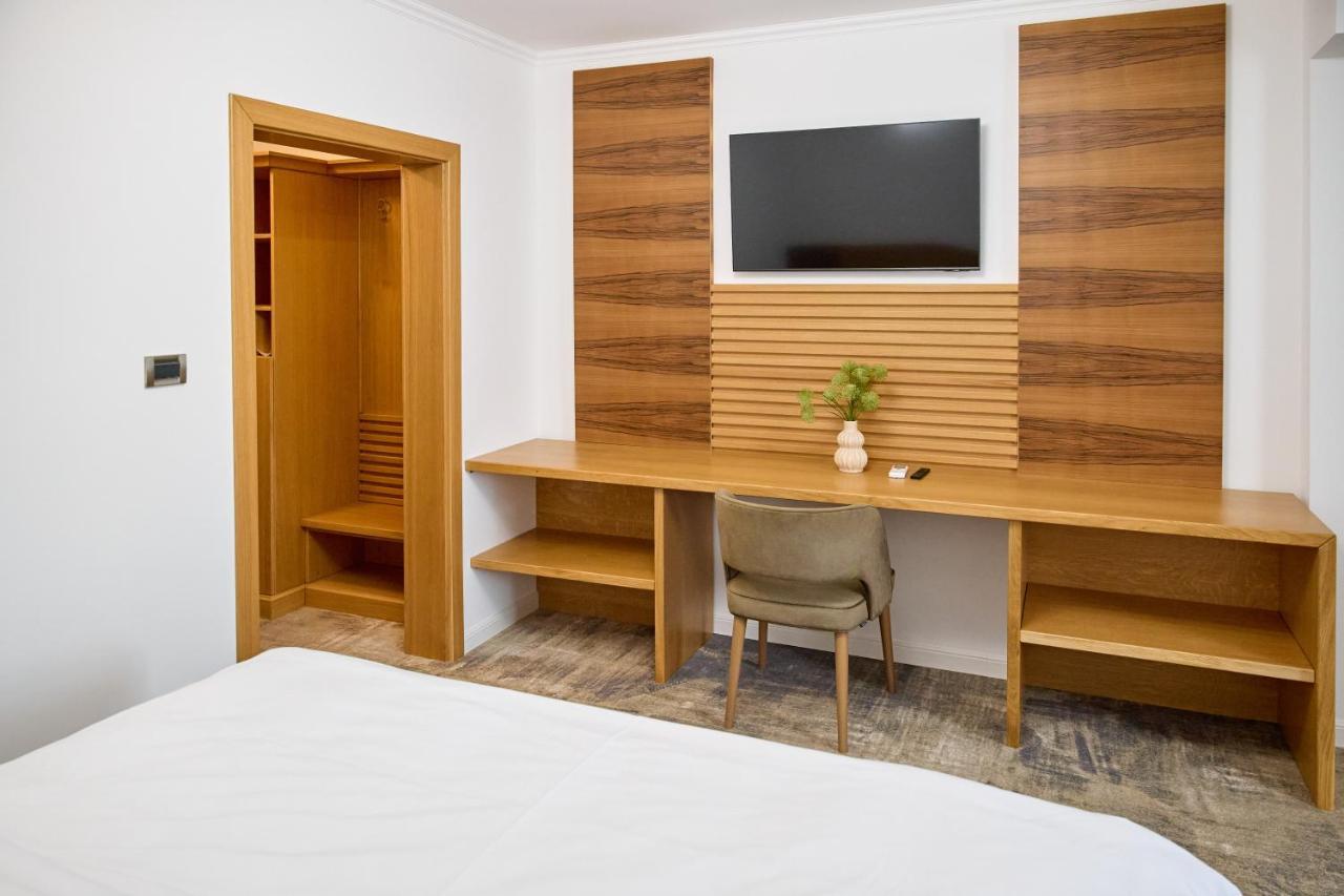 Hotel Eden Rimnicu Sarat Ngoại thất bức ảnh