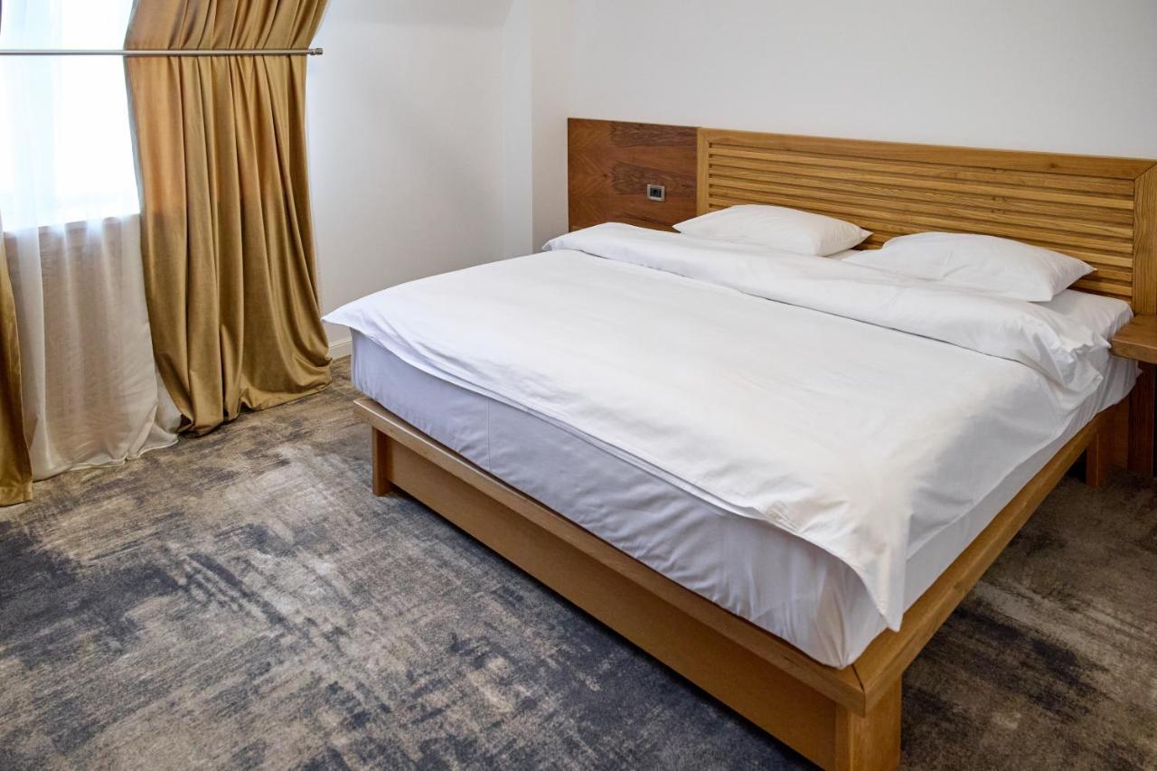 Hotel Eden Rimnicu Sarat Ngoại thất bức ảnh