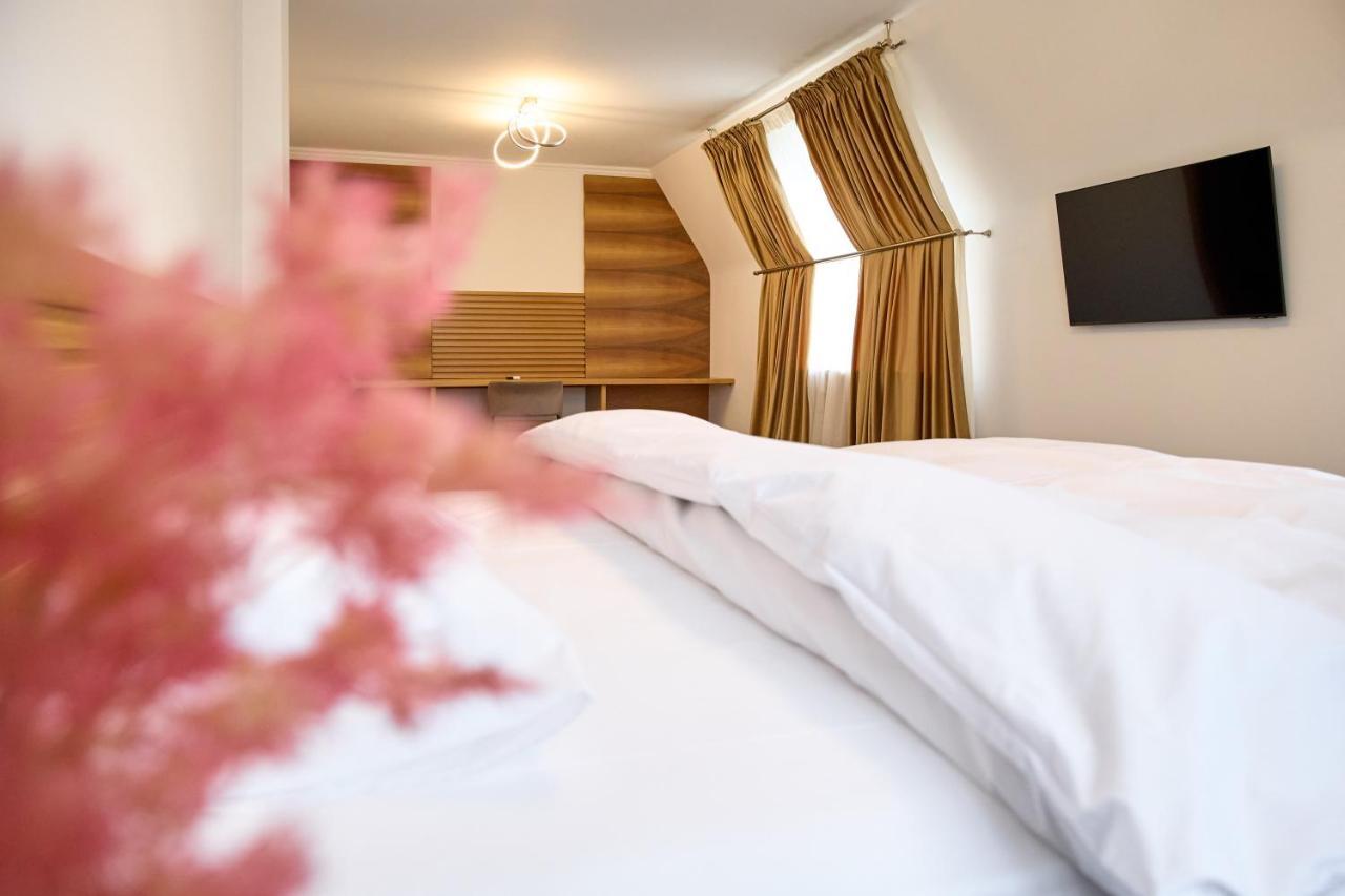 Hotel Eden Rimnicu Sarat Ngoại thất bức ảnh