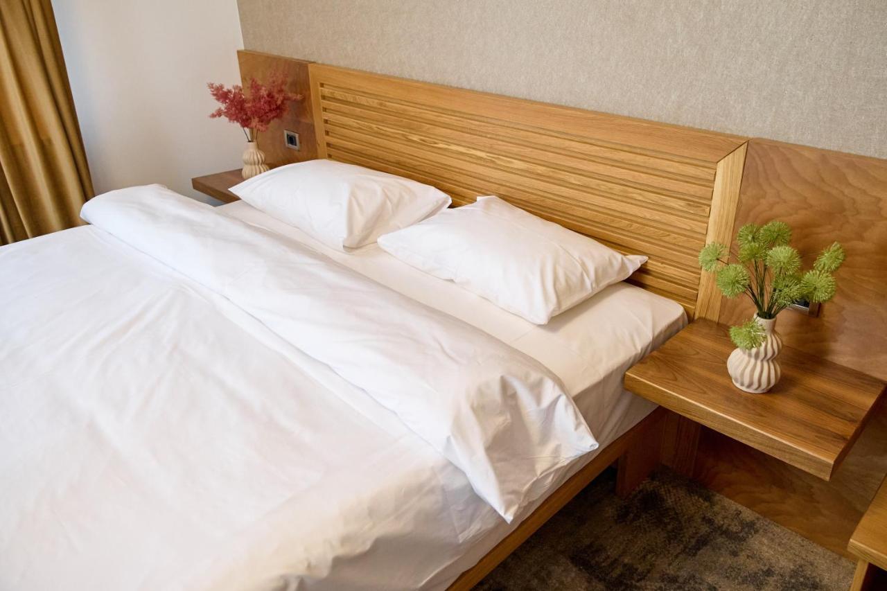 Hotel Eden Rimnicu Sarat Ngoại thất bức ảnh